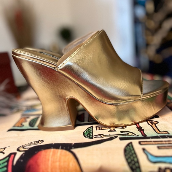 Metallic Gold clogs.. - Picture 2 of 3